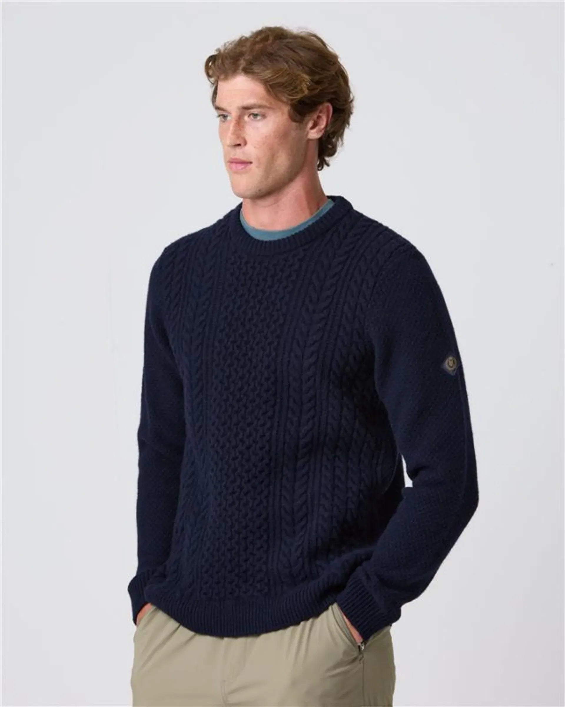 Montert Abersoch Cable Knit genser 80 % ull flettestrikk på modell