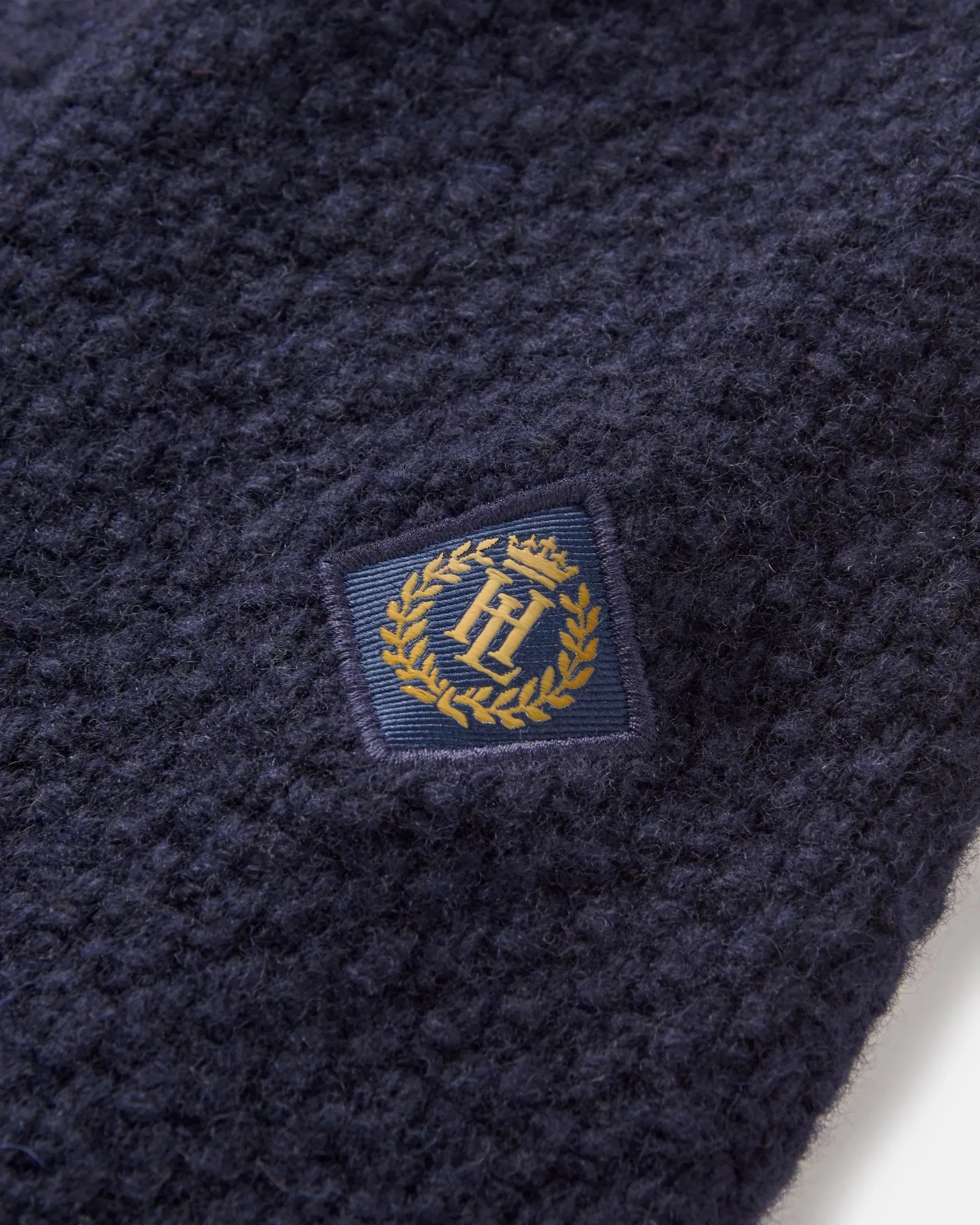 Teksturdetalj av strikk på Abersoch Cable Knit genser 80 % ull flettestrikk