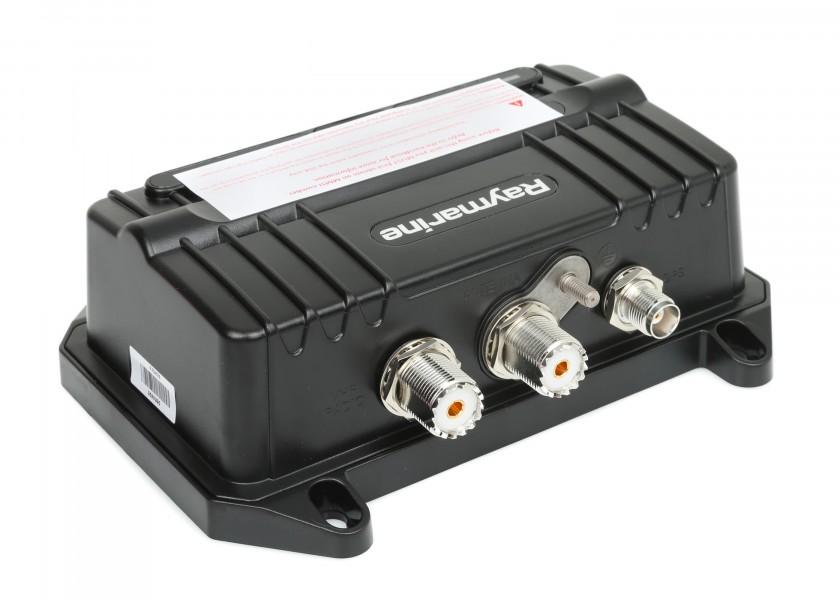 Nærbilde av AIS transponder AIS700 Class B SOTDMA med splitter og GPS