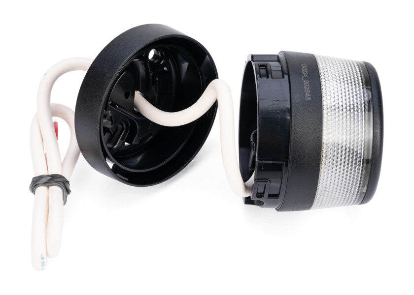 Ankerlanterne NaviLED 360 Compact sort LED i bruk om natten