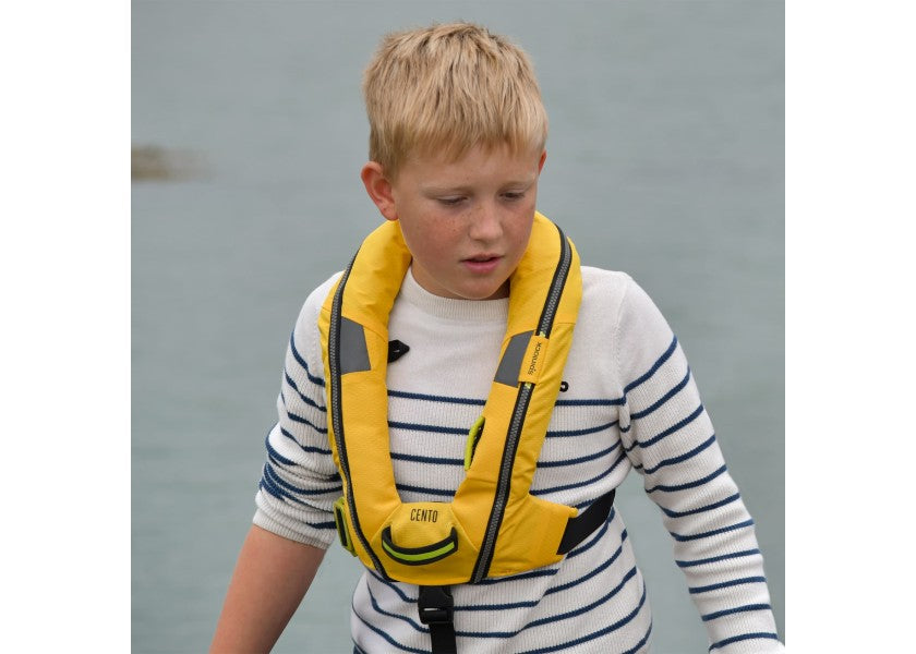 Montert Automatvest Cento Junior 100N gul 20-50 kg på barn