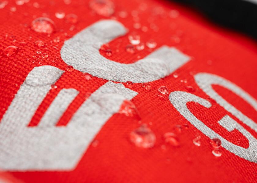 Nærbilde av materiale på Automatvest GO 150N rød polyester