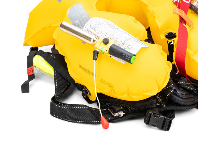 Flytemestringskniv på automatvest Hurricane EVO 160 N svart med sprayhood