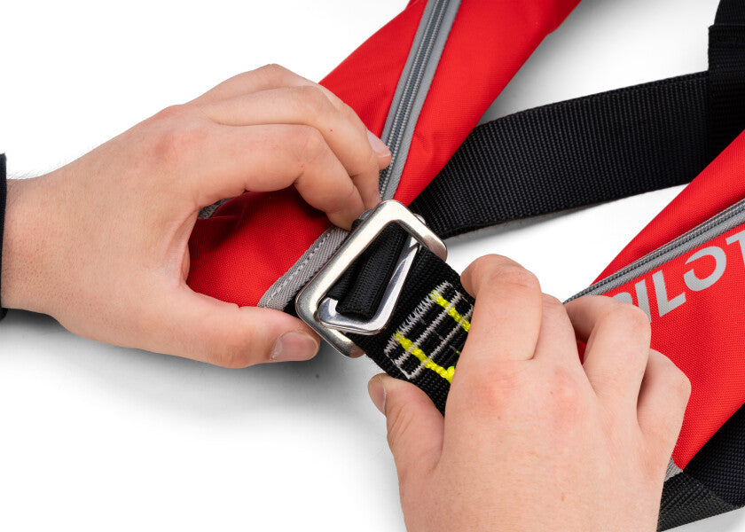 Automatvest PILOT 165 harness rød 165N montert