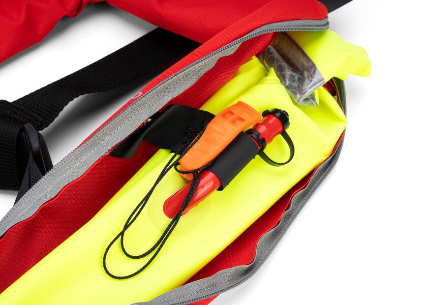 Automatvest PILOT 165 harness rød 165N nærbilde av spenne