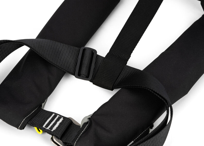 Automatvest PILOT 165 harness svart 165N m/sele polyester i bruk