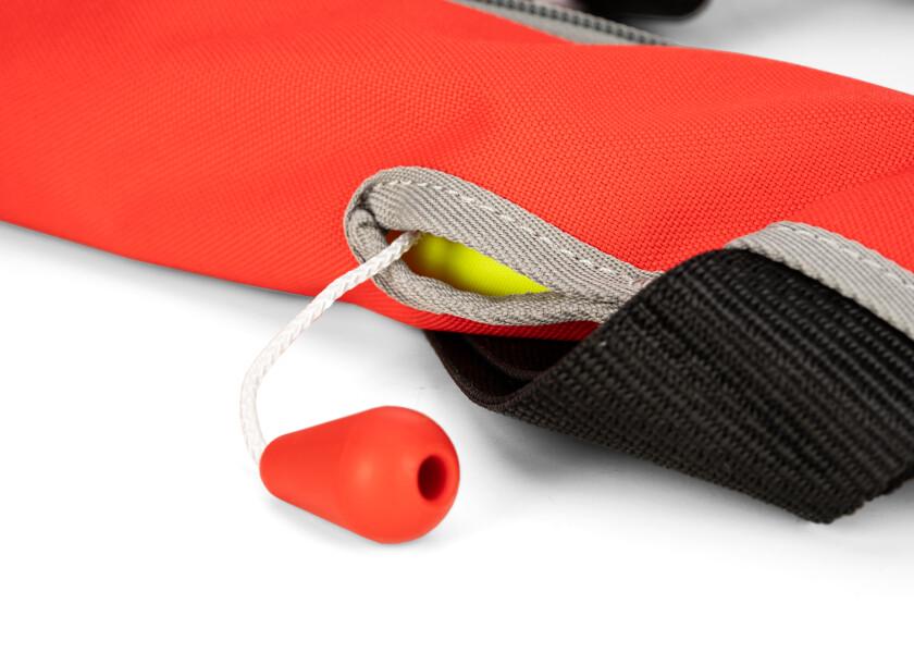 Detalj av materialtekstur på Automatvest PILOT 165 rød 165N polyester - Plastimo