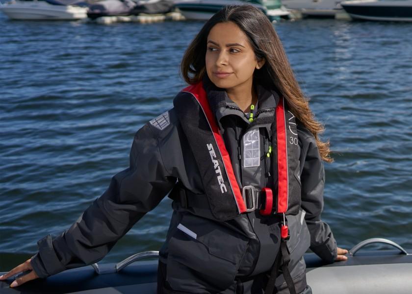 Automatvest XD300 300N rød/svart m/sele polyester detalj av sele