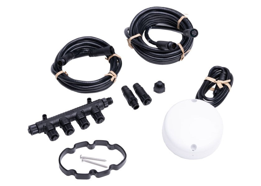 Autopilotpakke for påhengsmotor med PUMP-1 og Point-1 GPS-antenne installert på båt