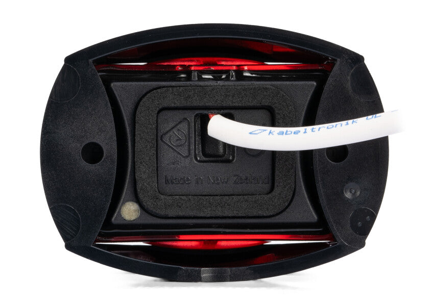 Babordlanterne NaviLED Compact LED svart 12/24V montert på båt