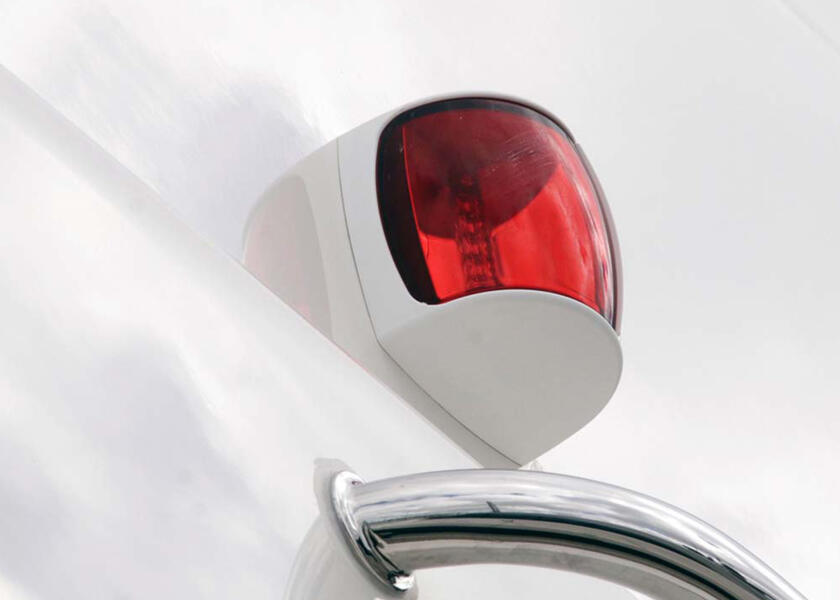Babordlanterne NaviLED PRO LED 12/24V hvit i bruk på vann