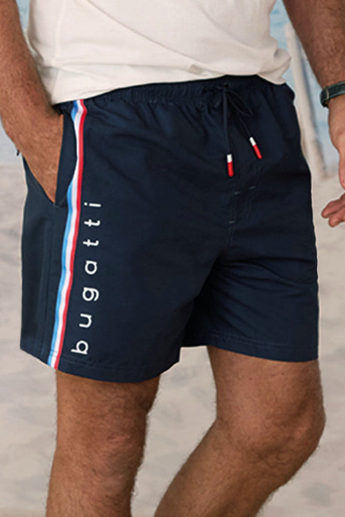 Badeshorts med elastisk linning og sidestripe forfra fra bugatti