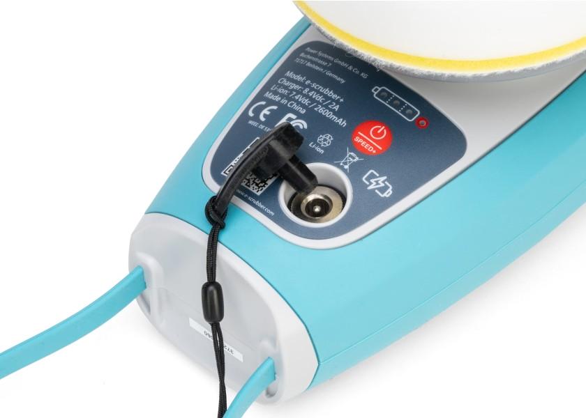Nærbilde av børste på Batteridrevet rengjøringsmaskin E-Scrubber+ sett AQUA