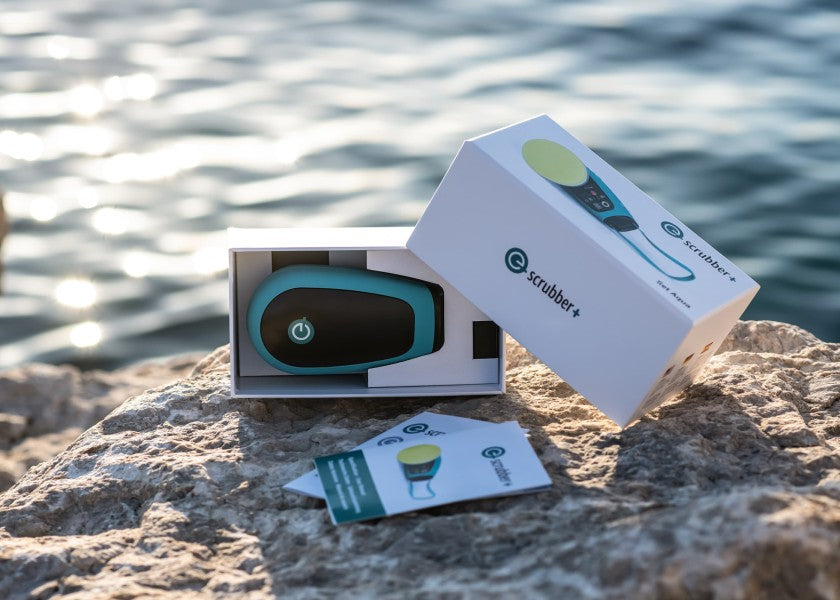 Batteridrevet rengjøringsmaskin E-Scrubber+ sett AQUA i vann