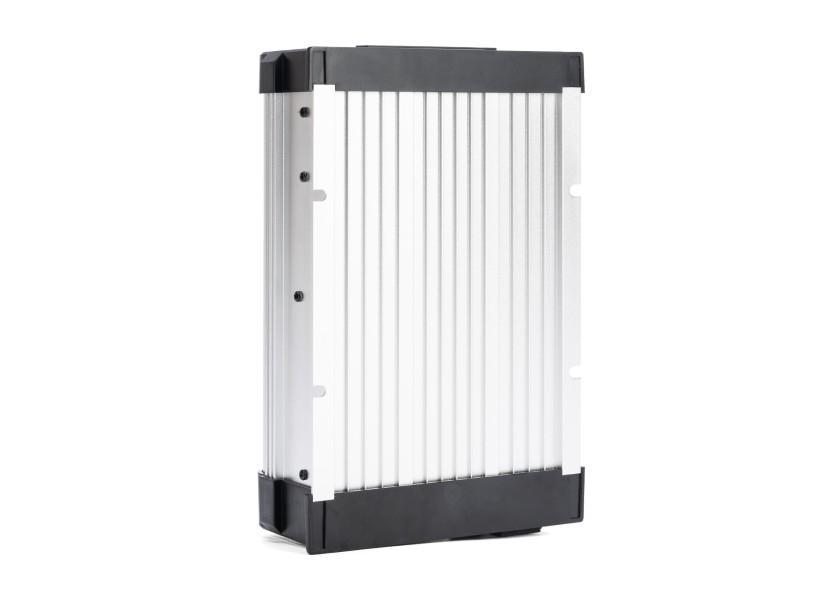 Batterilader 24 V 30 A 2 ladeutganger bakside