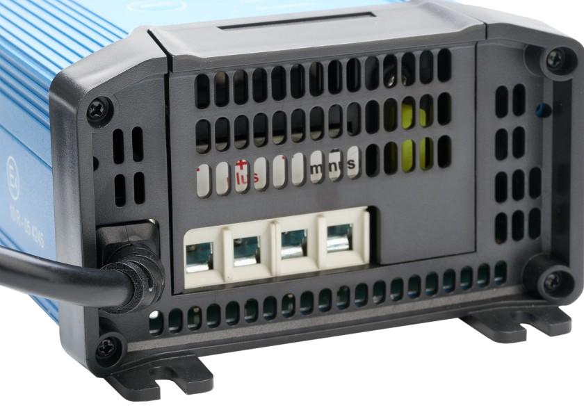 Batterilader BlueSmart IP22 12V 15A 3 utganger Bluetooth detalj av tilkoblinger