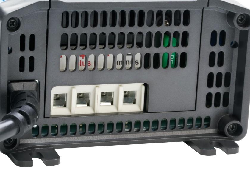 Batterilader BlueSmart IP22 12V 20A 3 utganger Bluetooth detalj