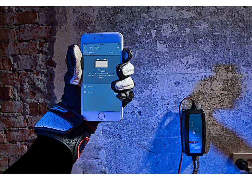 Nærbilde av ladeport på Batterilader BlueSmart IP65 12V 10A med Bluetooth - Victron