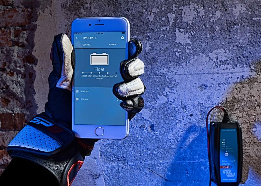 Nærbilde av tilkoblinger på Batterilader BlueSmart IP65 12V 15A med Bluetooth