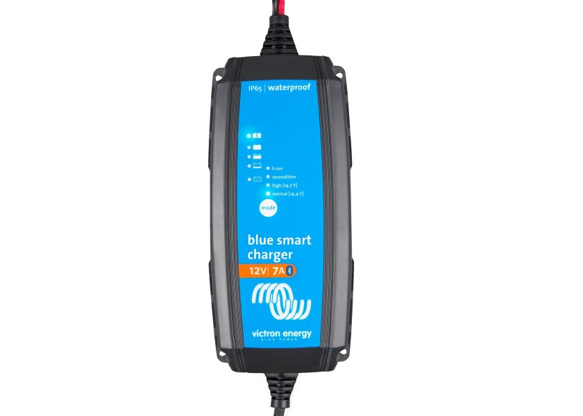 Nærbilde av tilkoblinger på Batterilader BlueSmart IP65 12V 7A Bluetooth - Victron