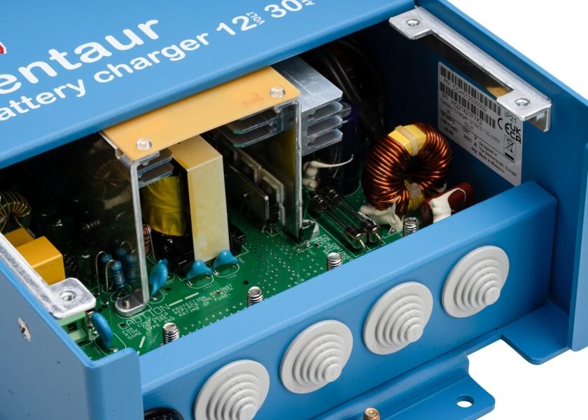 Montering av Batterilader Centaur 12V 30A 3 utganger - Victron i båt