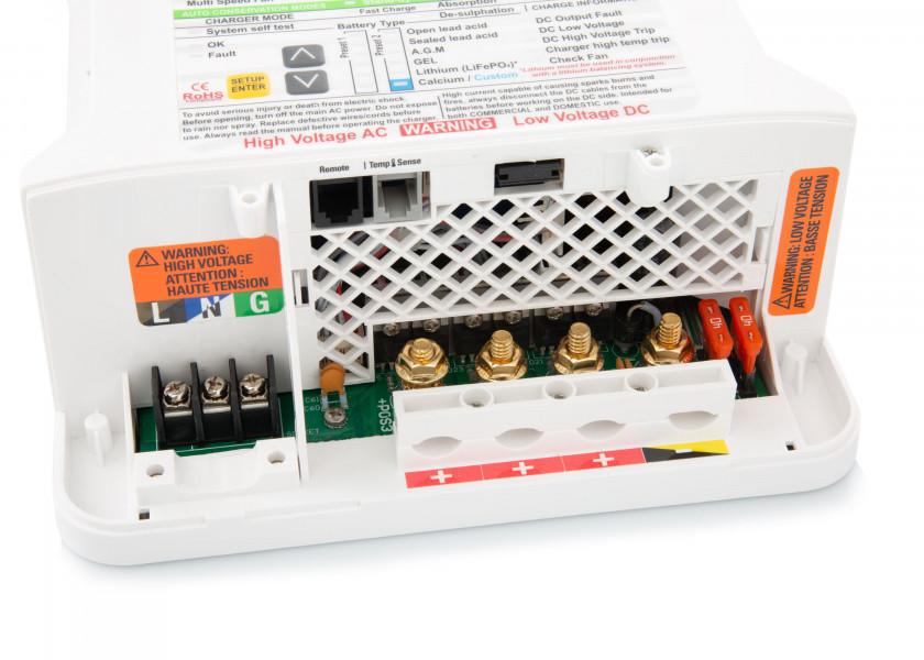Batterilader Pro Charge Ultra 12V 30A 3 utganger - detalj av koblinger