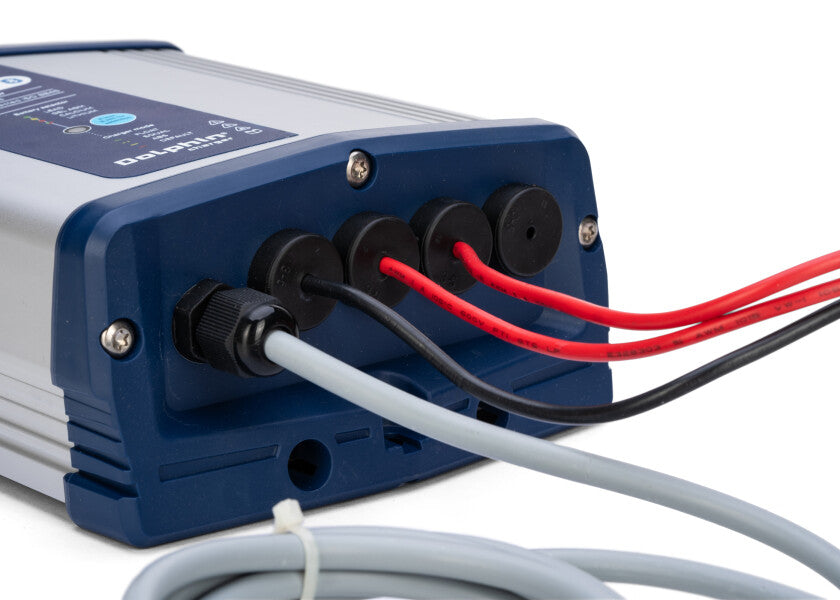 Nærbilde av tilkoblinger på Batterilader PROLITE 12V 15A 2 utganger IP65 Bluetooth Dolphin