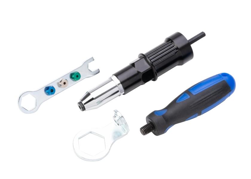 Montert Blindnaglefeste-adapter for drill og skrumaskin