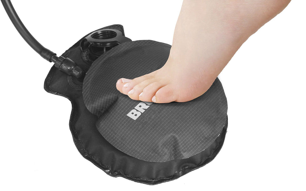 Campingdusj med trykksystem og fotpumpe 15 liter detalj av hånddusj