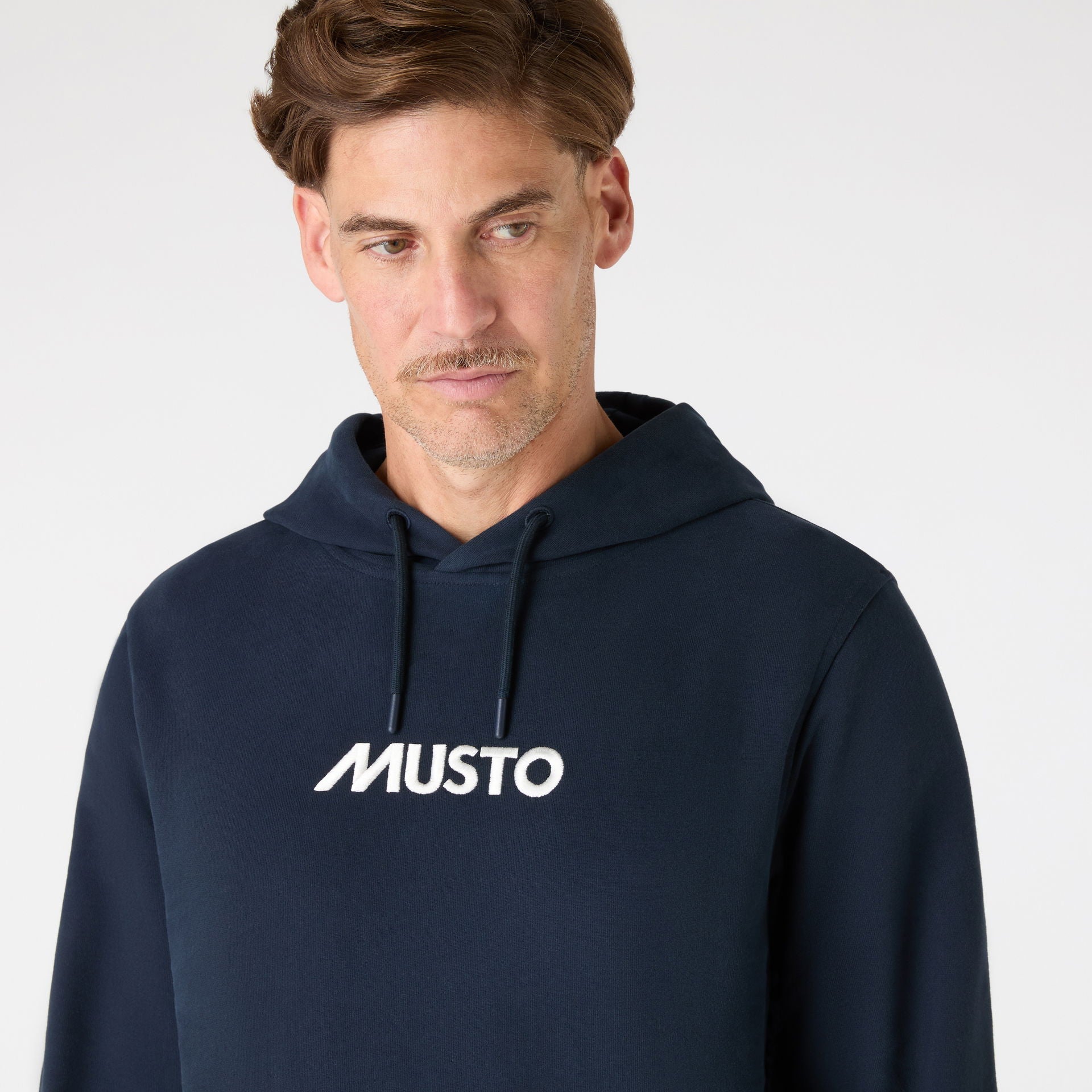 Classic hoodie med justerbar hette og ribbekant nærbilde logo
