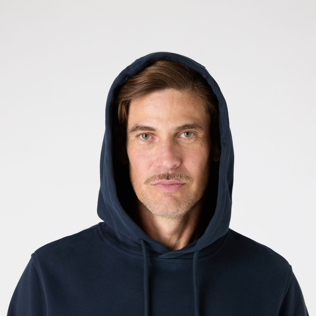 Classic hoodie med justerbar hette og ribbekant montert på modell