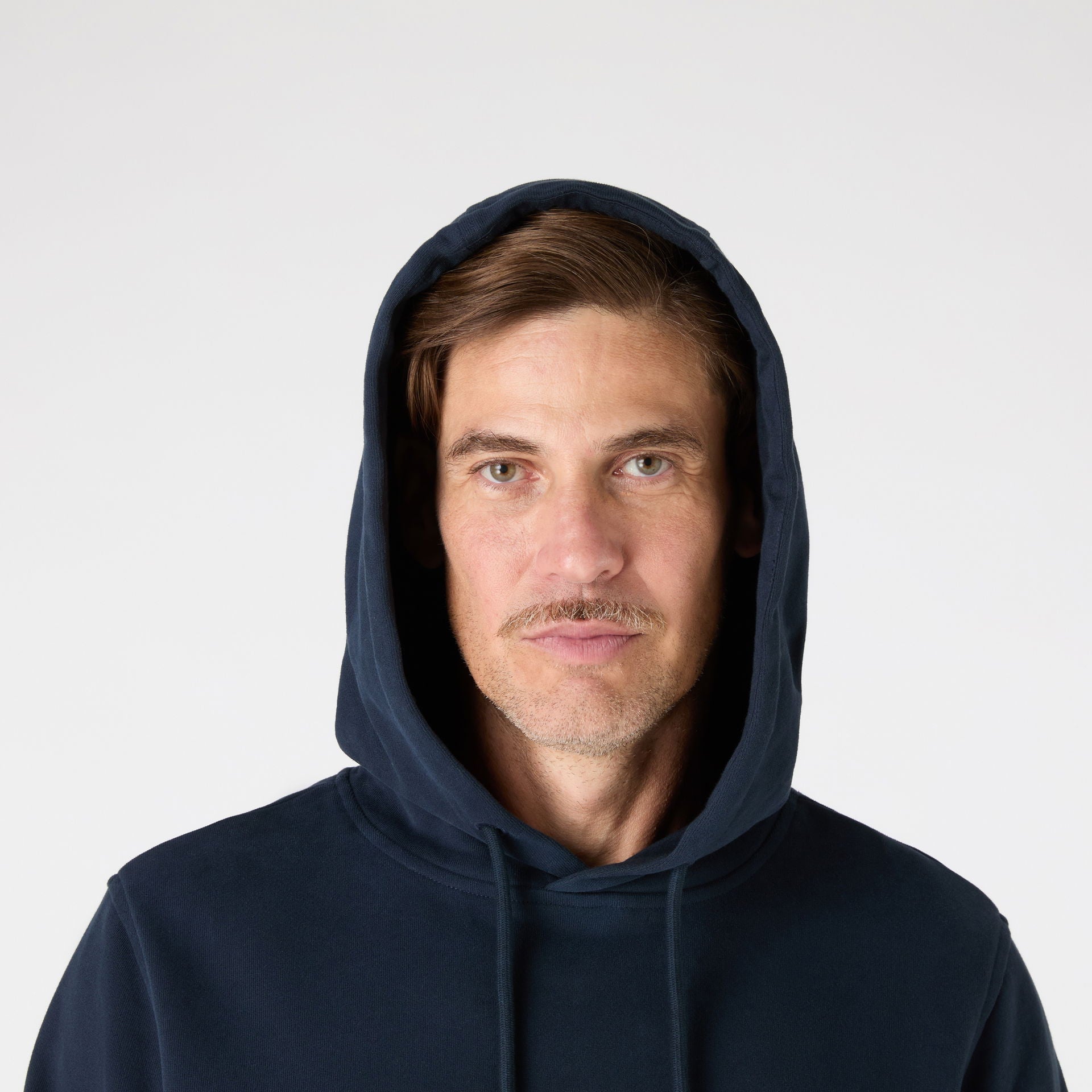 Classic hoodie med justerbar hette og ribbekant montert på modell