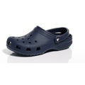 Classic Tøffel Croslite lettvekt med ventilasjonshull - Crocs forfra