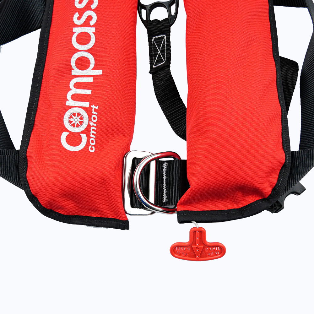 Detalj av Compass Comfort ISO 150N automatvest med sele