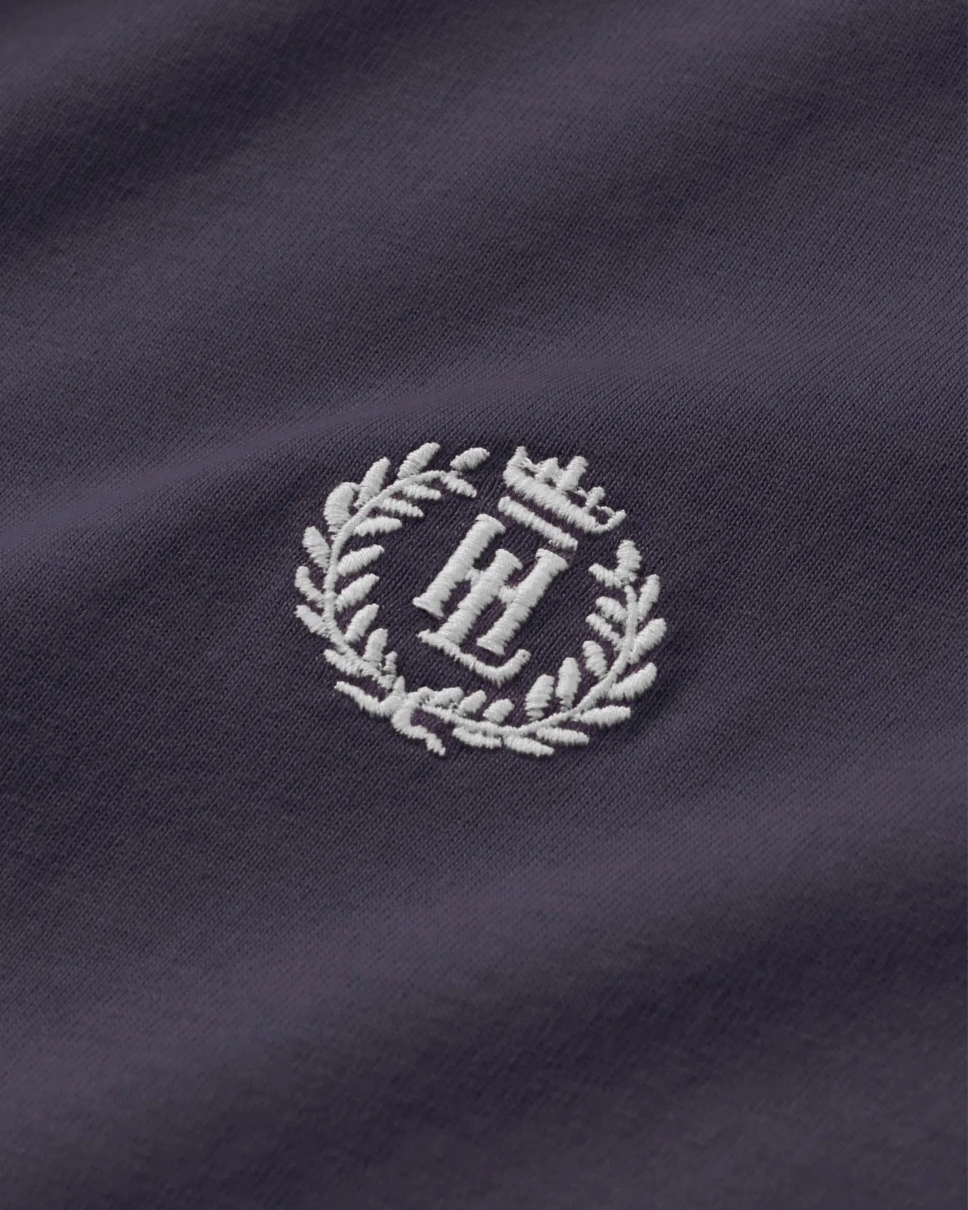 Detalj av Cowes t-skjorte økologisk bomull 170 g/m² marineblå med logo