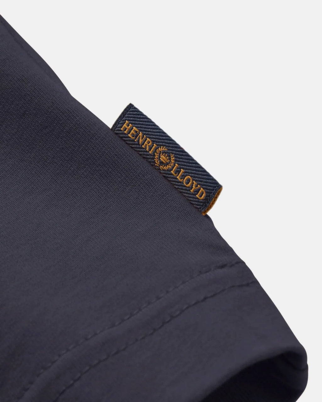 Nærbilde av brodert Henri Lloyd-logo på Cowes t-skjorte