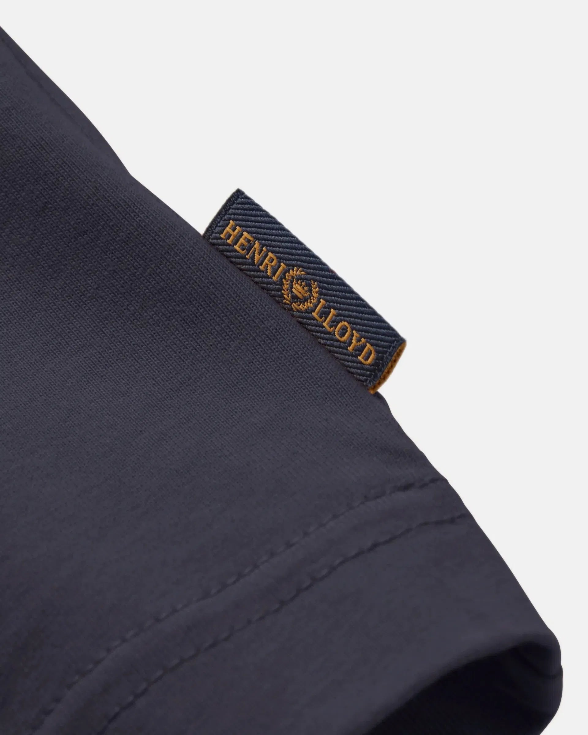 Nærbilde av brodert Henri Lloyd-logo på Cowes t-skjorte