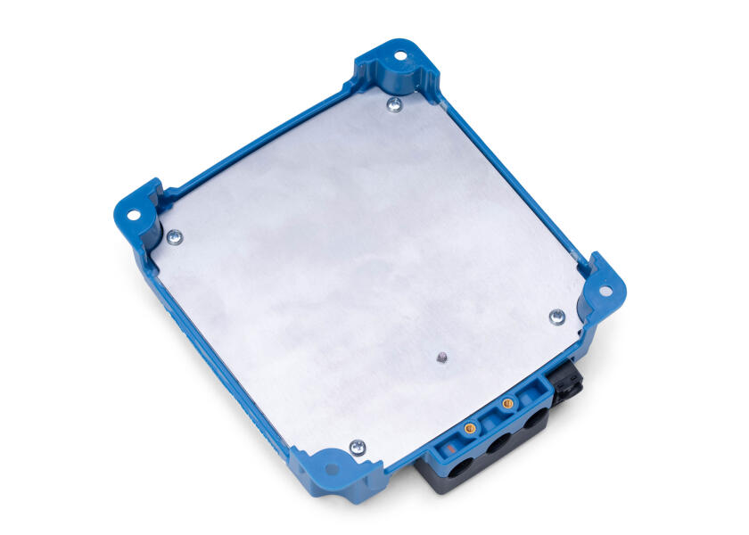 Detalj av DC-DC lader Orion XS 12V til 12V 50A marine med Bluetooth