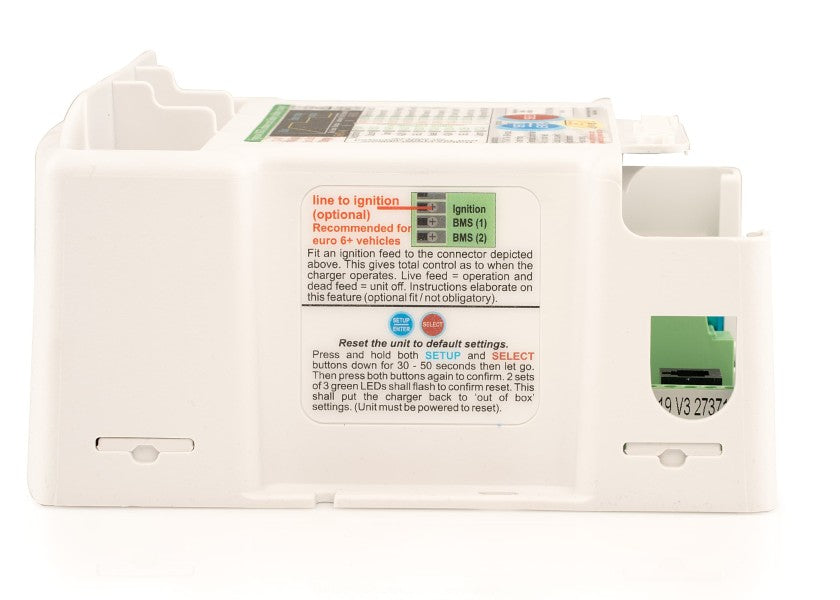 Nærbilde av tilkoblinger på DC-DC lader Pro Batt Ultra 12V til 24V 70A - Sterling