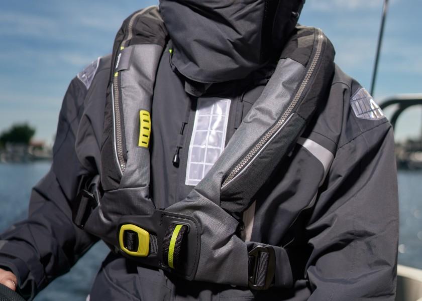 Deckvest 6D automatvest 170N grå/svart med sele signalfløyt