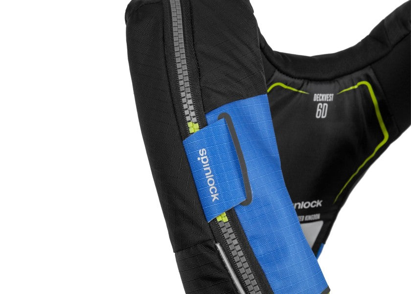 Deckvest 6D automatvest 170N med HRS system blå/svart nærbilde av spenne