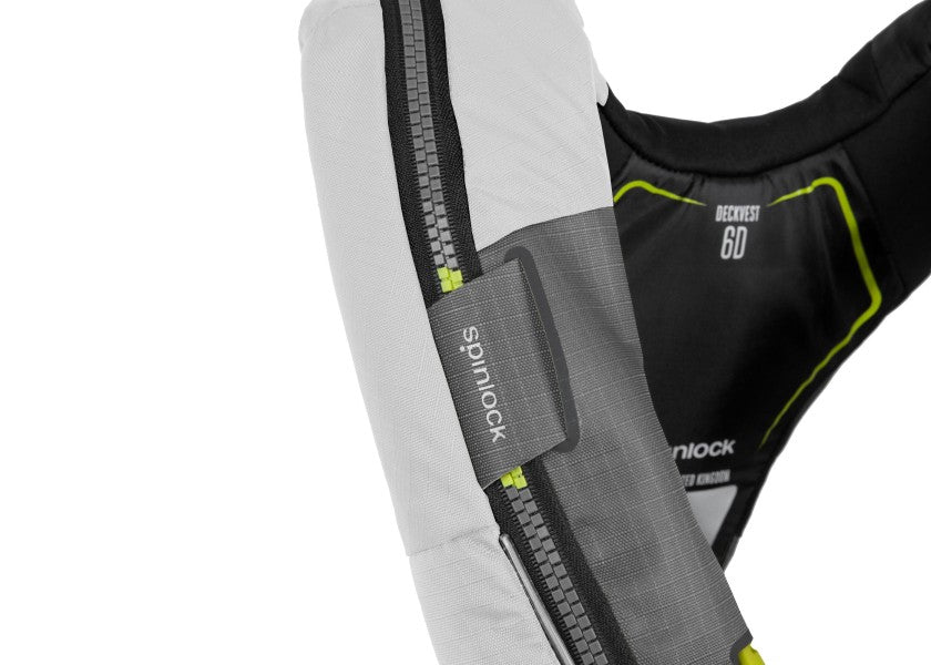 Deckvest 6D automatvest 170N hvit/svart med sele detalj