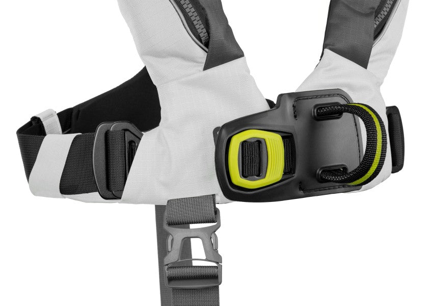Deckvest 6D automatvest 170N hvit/svart med sele med festet tilbehør