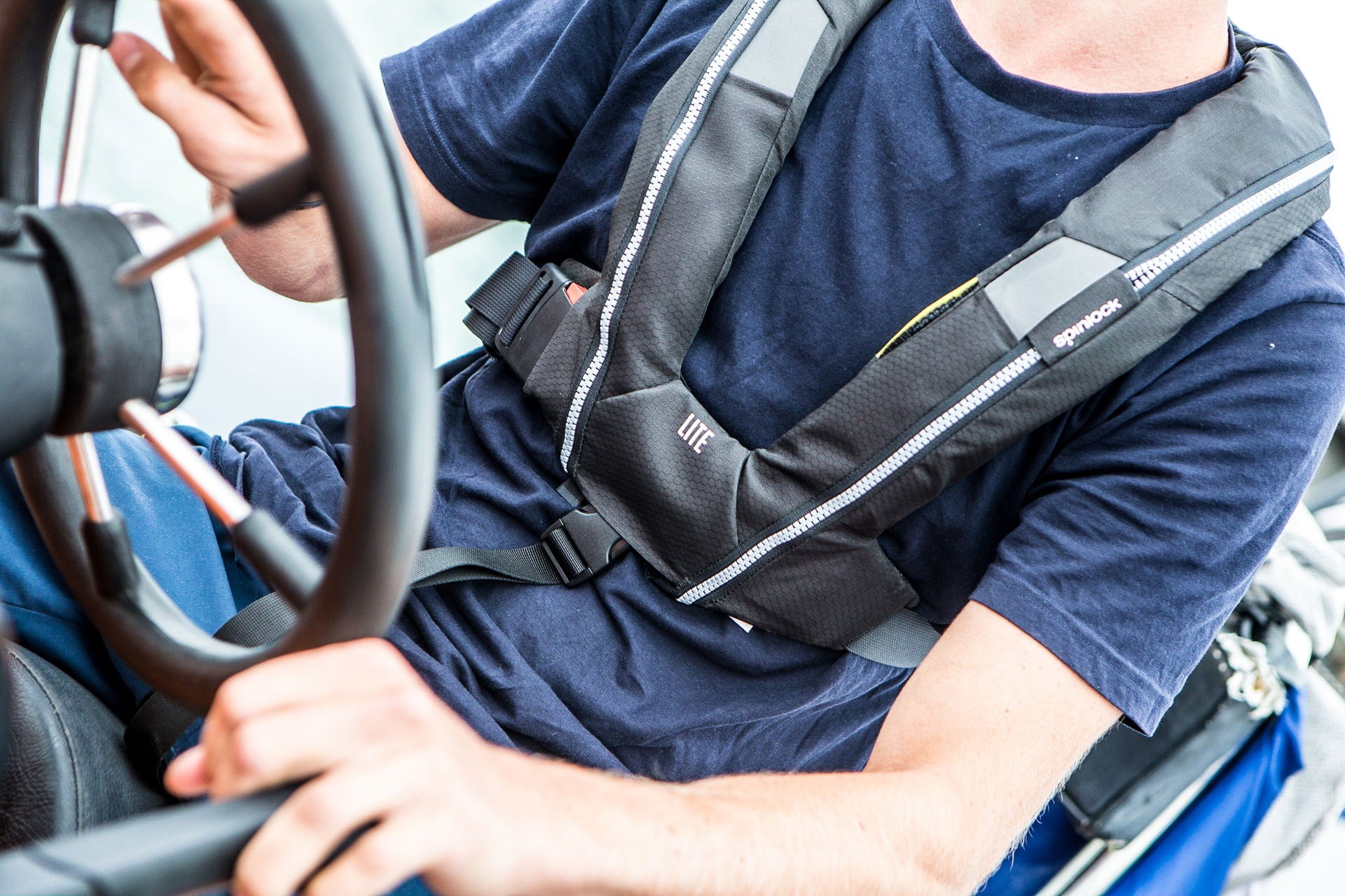 Deckvest Lite+ automatvest 170 N - Spinlock montert på person