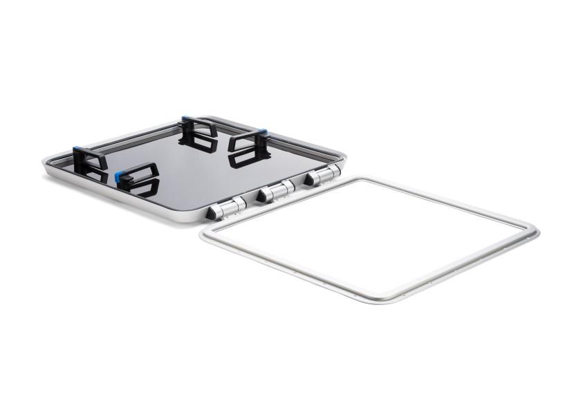Nærbilde av glass på Dekksluke Offshore R30 aluminium 680 x 680 mm kvadratisk