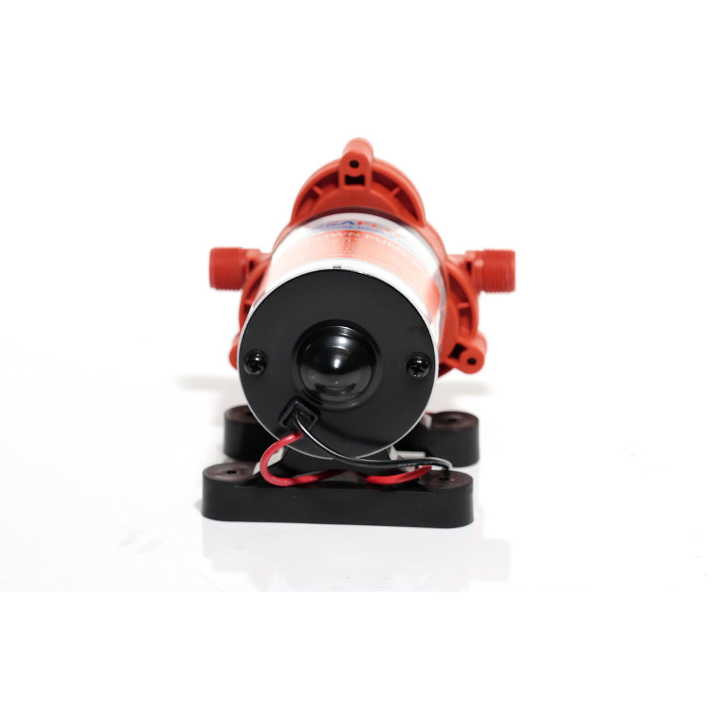 Dekksvaskepumpe 12V 11,6 l/min 3-kammer membranpumpe - Compass montert på båt