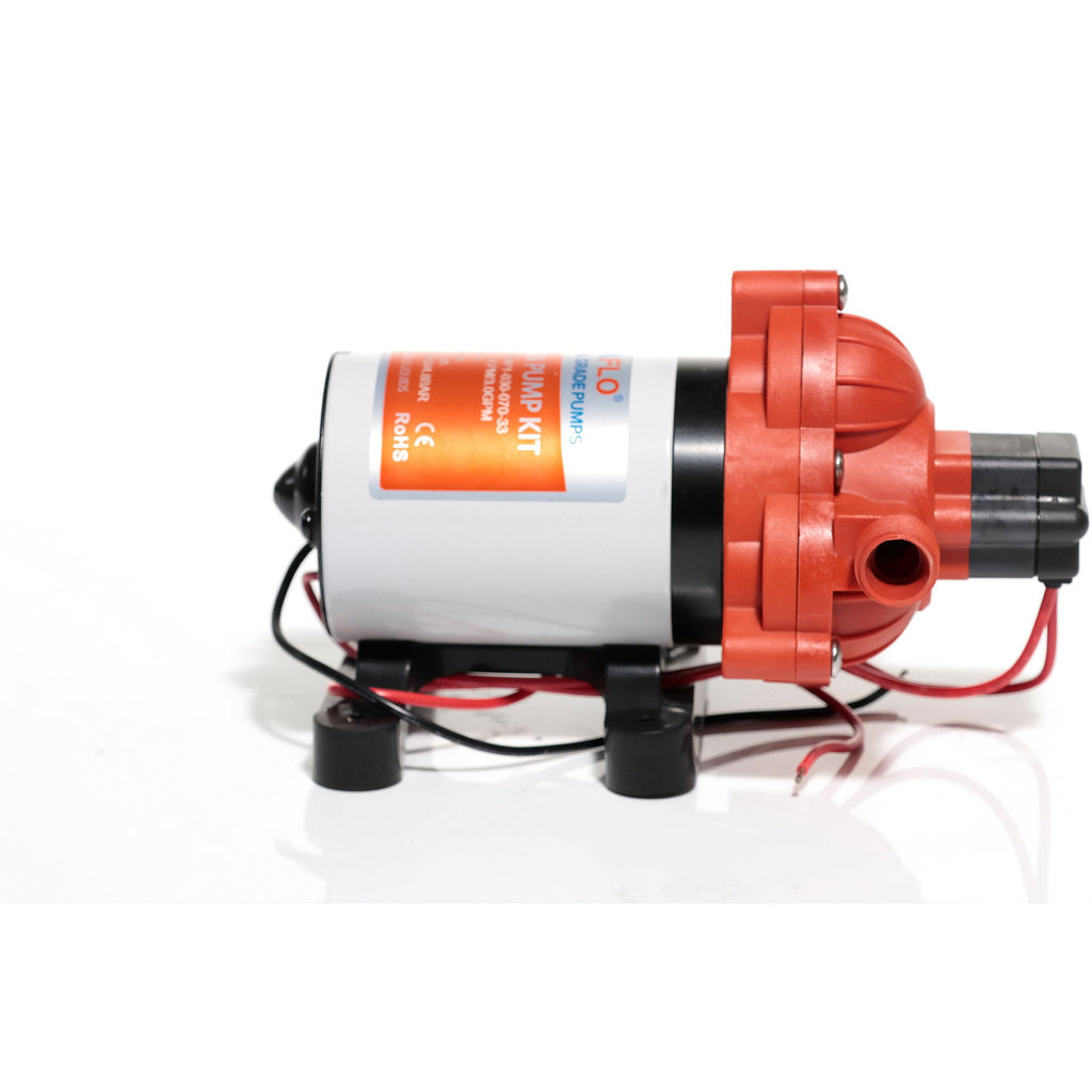 Dekksvaskepumpe 12V 11,6 l/min 3-kammer membranpumpe - Compass nærbilde av hånddusj