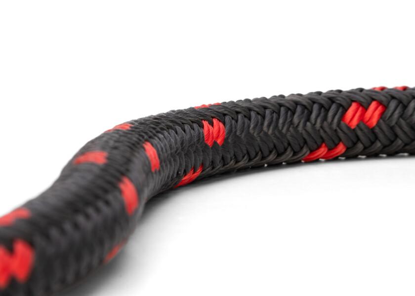 Nar bilde av DOCK-FLEX fortoyningsline med oye antrasitt rod polyester dobbeltfletting