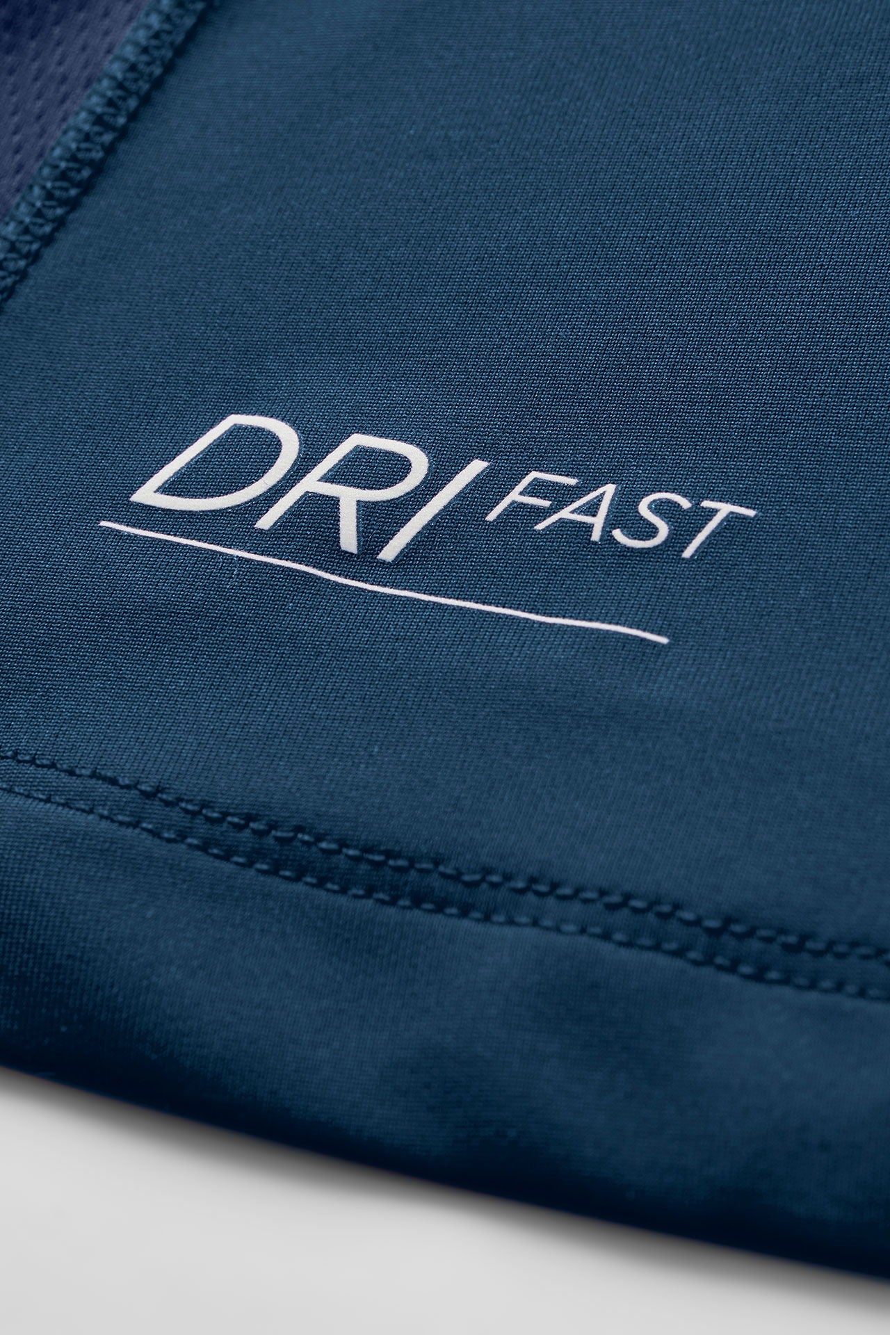 Detalj av Dri Fast skjorte dame med fukttransport og luktbeskyttelse Henri Lloyd