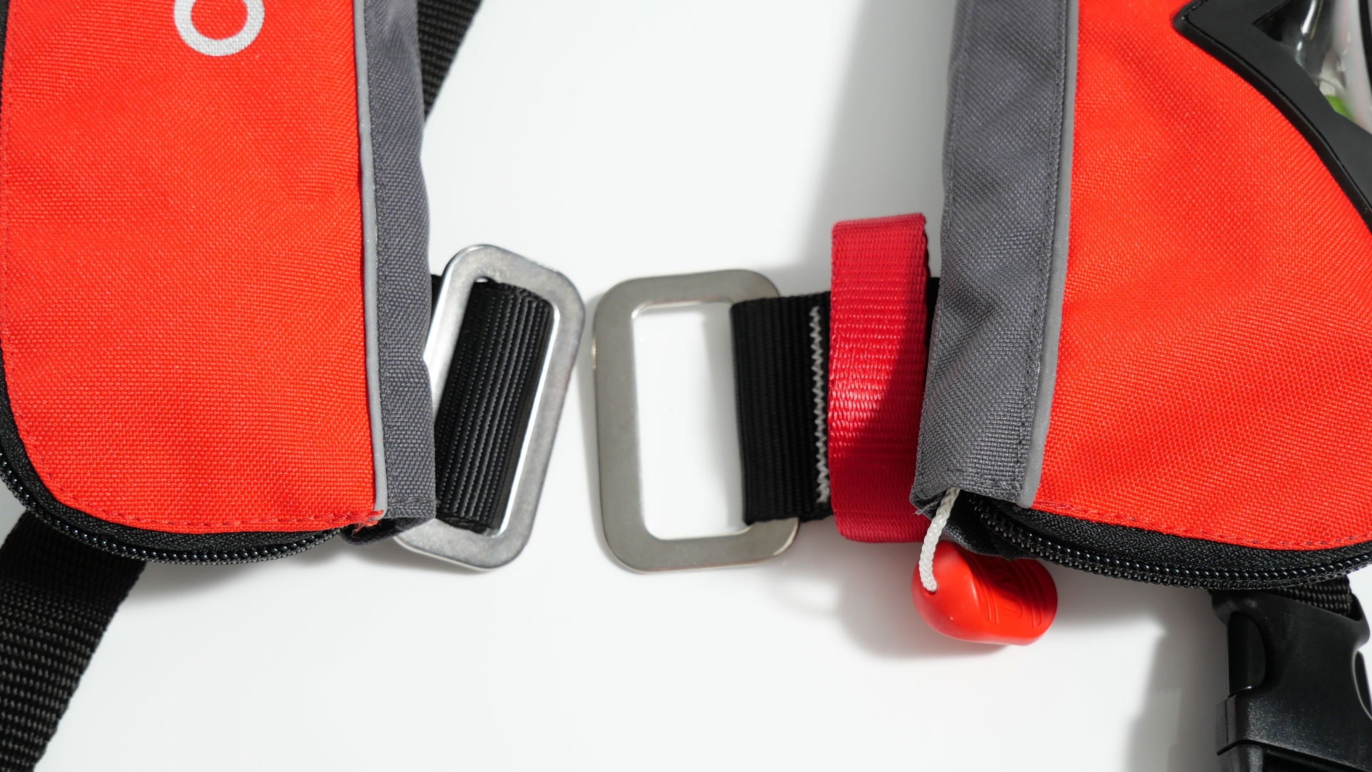 Detalj av Ergo-Fit Pro automatvest 150N Halkey Roberts ventil 1 Compass utløser